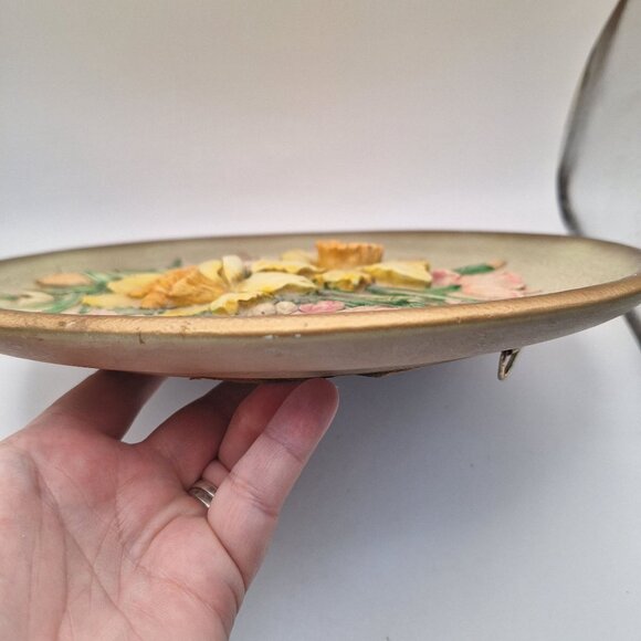 VINTAGE 1950'S BOSSONS ENGLAND HAND PAINTED CHALKWARE WALL PLATE 3D DAFFODILS - Picture 3 of 11